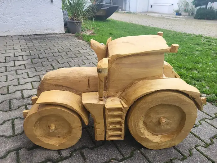 Traktor aus Holz mit Rädern aus Baumscheiben