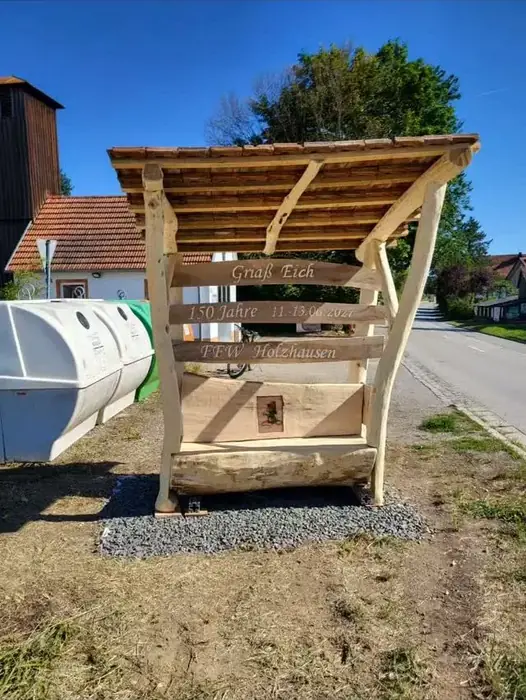 Offener Holzunterstand mit Pultdach an einer Straße