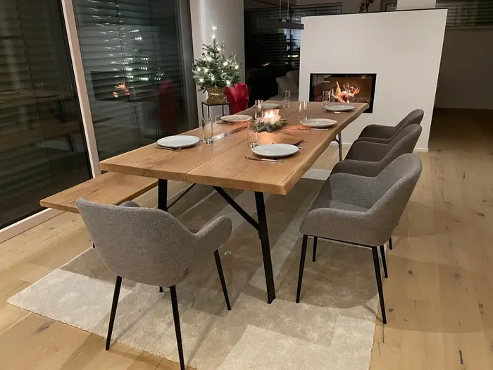 Massiver Esstisch aus Eiche mit Stühlen im Wohnraum