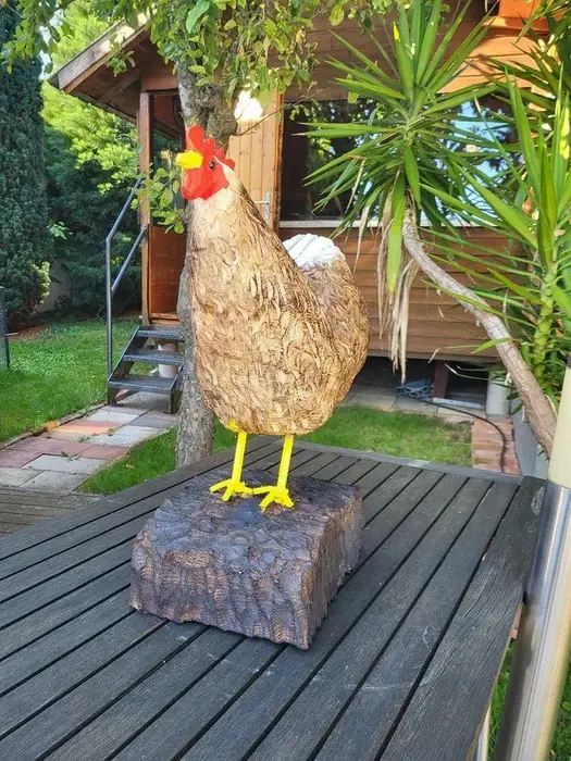 Bemalter Hahn aus Holz auf einem Sockel