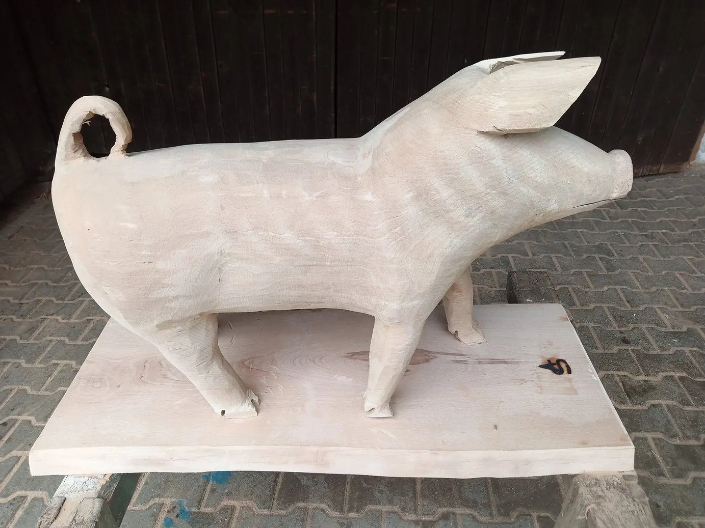 Aus Holz geschnitzte Schweineskulptur in Lebensgröße