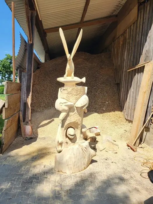 Dieselbe Holzsäule im Rohschnitt, noch unbemalt