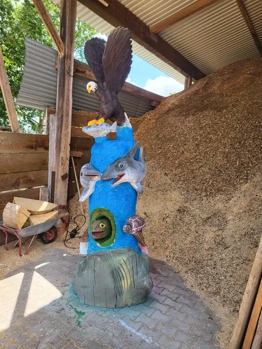 Fertig bemalte Holzsäule mit Adler, Delfinen, Frosch und Schildkröte