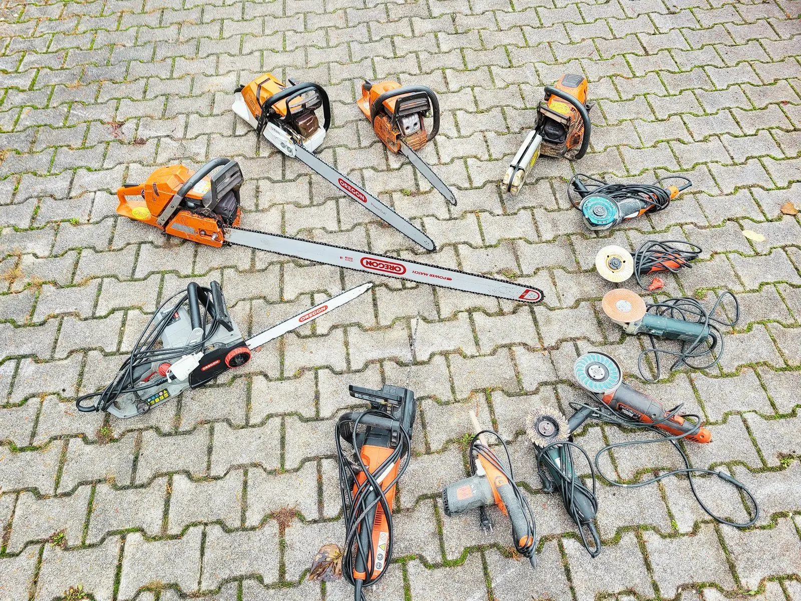 Ausgelegte Motorsägen, Kettensägen und Schnitzwerkzeuge der Werkstatt
